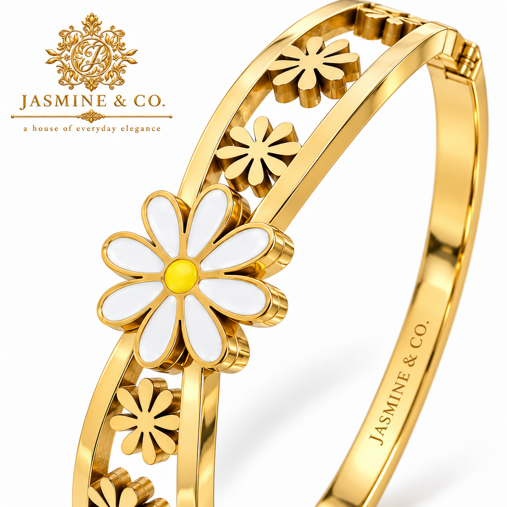 White daisy floral gold-plated bracelet – close-up detail